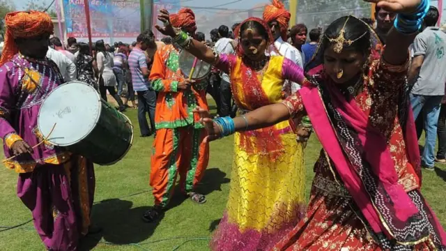 નરસિંહ મહેતાના સમય પહેલાં ગુજરાતમાં ફાગુકાવ્યો લખાતાં હતાં