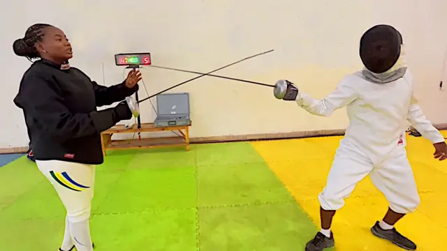 ராணுவத்தில் சேர விரும்பிய இவர், வாள் வீச்சு வீராங்கனையானது எப்படி