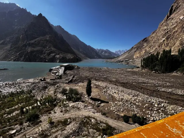 لکسس ہنزہ، عطا آباد جھیل