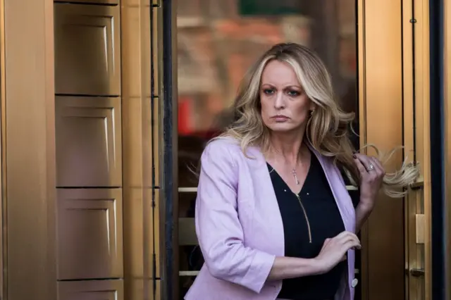 Stormy Daniels kapıdan çıkıyor