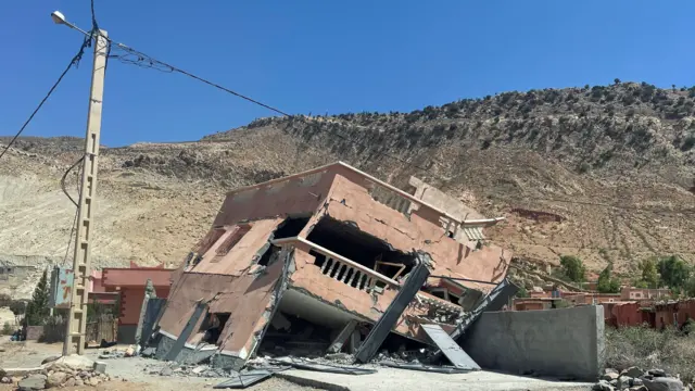 အပျက်အစီးတွေ 