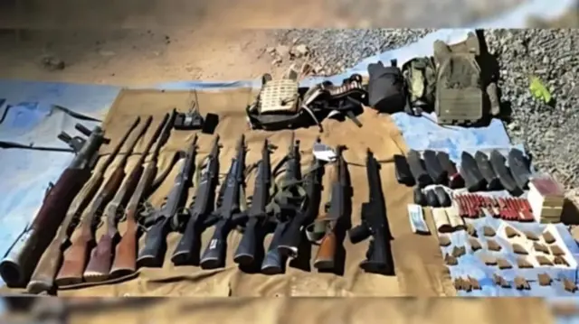 အာသံရိုင်ဖယ်သိမ်းဆည်းရမိတယ်ဆိုတဲ့ လက်နက်တွေထဲမှာ တမူးပကဖ တပ်ဖွဲ့ဝင်တွေမှာ မရှိတဲ့ လက်နက်တွေပါ ပါဝင်နေတယ်လို့ ပြောပါတယ်။.