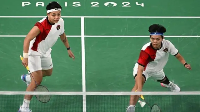 Pebulu tangkis ganda putri Indonesia Siti Fadia (kanan) dan Apriyani Rahayu mengembalikan kok ke ganda putri Malaysia Pearly Tan/Muralitharan Thinaah pada babak penyisihan grup A Olimpiade Paris 2024 di Porte De La Chapella Arena, Paris, Prancis, Selasa (30/7/2024).