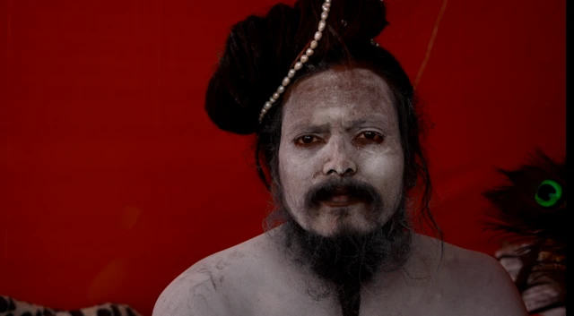 थानापती महंत प्रशांत गिरी खोट्या नागा साधूंवर राग व्यक्त करताना दिसतात.