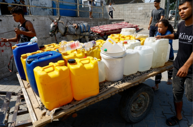 Personas con bidones de agua en Gaza