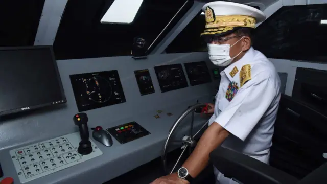 ရေတပ်ဝတ်စုံ ဝတ်ထားတဲ့ စစ်ခေါင်းဆောင် ဗိုလ်ချုပ်မှူးကြီးမင်းအောင်လှိုင်