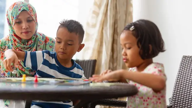 ኦቲዝም ዘለዎም ህጻናት ኣብ ቤት ትምህርቲ ኣብ ጉጅለ ጸወታታት ምስታፍ ክኸብዶም ይኽእል እዩ