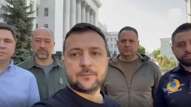 Ifoto yo muri video ya perezida Zelensky na bamwe mu bategekana nawe yatangajwe uyu munsi