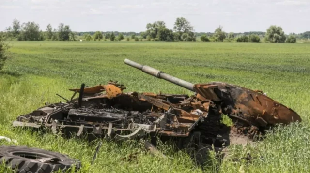 Чернигов облусундагы талаада калган орус танкы