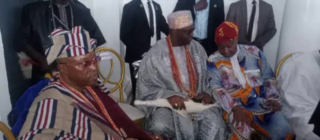 Oluwo ti ilu Iwo pẹlu Ṣọun ti Ogbomọṣọ