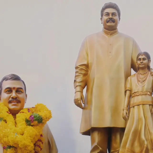 పలగాని ప్రభాకర్, నాగ వైష్ణవి, డ్రైవర్ లక్ష్మణరావు విగ్రహాలు