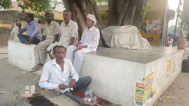 चौपाल पर चर्चा करते लोग