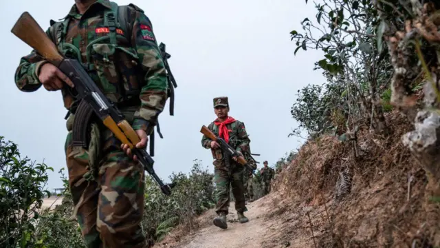 মিয়ানমারের শান স্টেটে সেনার বিরুদ্ধে যুদ্ধরত বিদ্রোহীরা