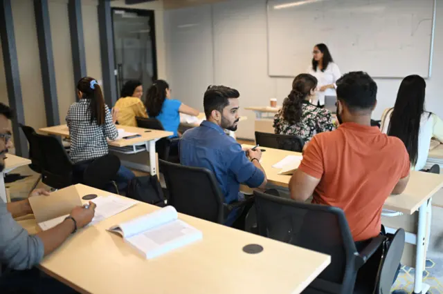 தமிழ்நாடு: தனியார் பொறியியல் கல்லூரிகளில் போலி பேராசிரியர்கள் - அண்ணா பல்கலைக்கழகம் கூறுவது என்ன?