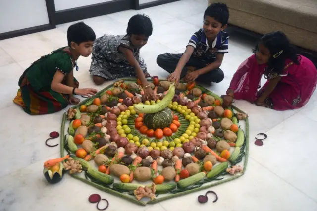 जब बच्चों के सामने कई विकल्प होते हैं, तो वे उसी भोजन की तरफ ज़्यादा आकर्षित होते हैं जो उन्हें पहले से देखा होता है (फ़ाइल फ़ोटो)