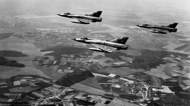 Tres aviones israelíes vuelan en formación en una imagen de 1967.