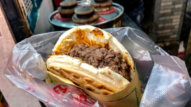 Hamberger rangé dans un sac en plastique blanc