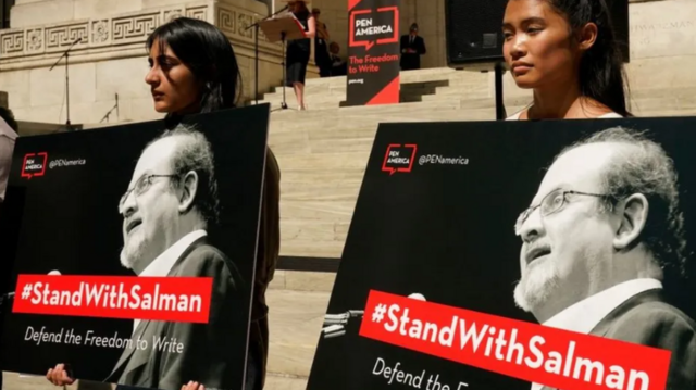 எழுத்தாளர் சல்மான் ருஷ்டி.