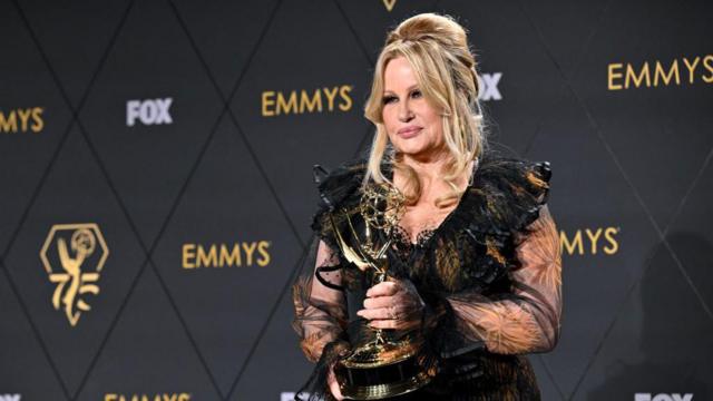 Jennifer Coolidge con su Emmy ala mejor actriz de reparto en serie dramática por su rol en The White Lotus en los 75 Premios Emmy el 15 de enero de 2024 en Los Ángeles, Estados Unidos.