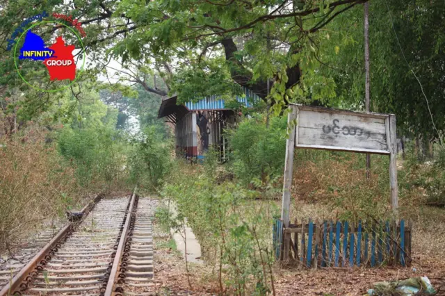 ကန့်ဘလူ-ကျွန်းလှ-ကောလင်းလမ်းပိုင်းပေါ်က မီးရှို့ခံရပြီး ခြုံနွယ်တွေ ပြည့်နေတဲ့ ပင့်သာဘူတာ 