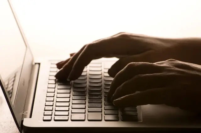 تتصاعد المخاوف من أن يؤدي الذكاء الاصطناعي إلى تقليص فرص العمل، لكن بيانات البطالة والأجور في الولايات المتحدة لا تؤكد حتى الآن سيناريو فقدان واسع للوظائف.