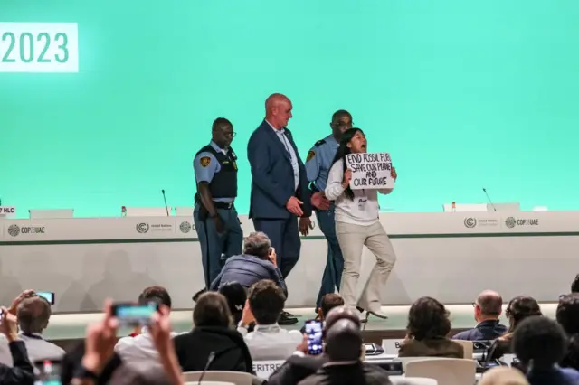 COP 28'deki protestolardan biri