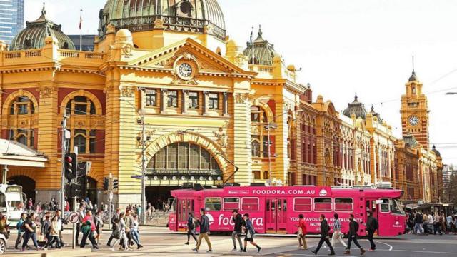 Um bonde passasites de apostas esportivas confiaveisfrente à estação ferroviáriasites de apostas esportivas confiaveisFlinders Street,sites de apostas esportivas confiaveisMelbourne, na Austrália