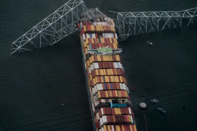 பாலத்தின் மீது மோதிய கப்பல்