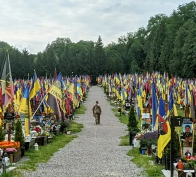 Một người lính tới thăm đồng đội đã khuất tại nghĩa trang quân đội Lviv.