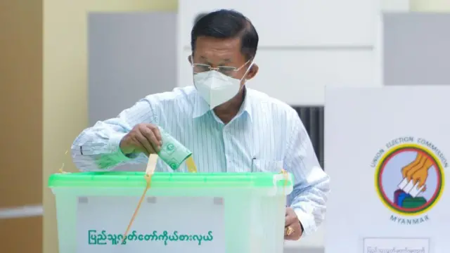 ၂၀၂၀ ရွေးကောက်ပွဲမှာ မဲထည့်နေတဲ့ စစ်ခေါင်းဆောင် ဗိုလ်ချုပ်မှူးကြီး မင်းအောင်လှိုင်