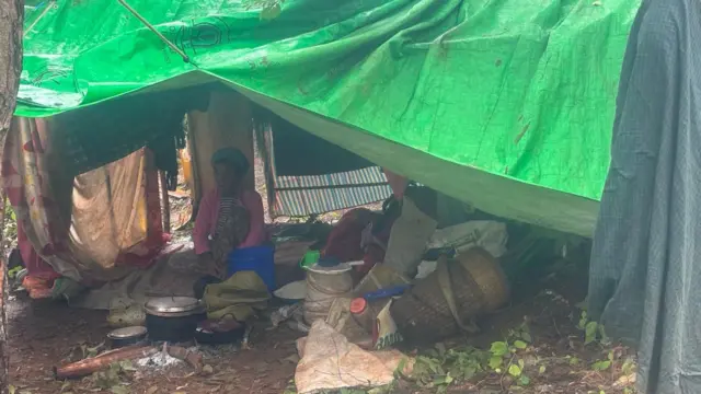 တာပေါ်လင်အမိုး၊ ဖျာကြမ်းအခင်း၊ စောင်ကို အကာလုပ်ထားရတဲ့ တဲမှာ တကိုယ်ရည်သန့်ရှင်းရေးလုပ်ဖို့က မလွယ်ကူကြပါဘူး