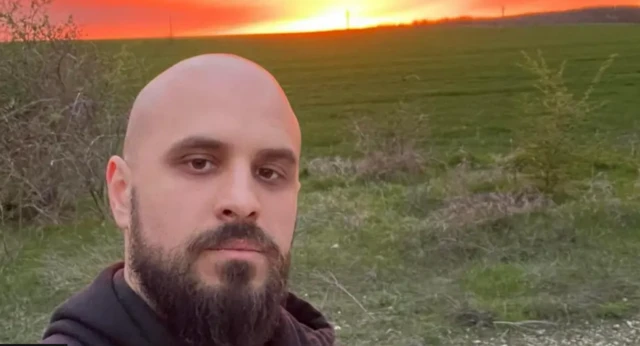Romeo Rusu isimli influencer da suçlananlar arasında. Kafası kel, sakallı haliyle bir selfie çekiyor. Doğada bir fotoğraf bu ve kendisinden başka karede kimse yok.