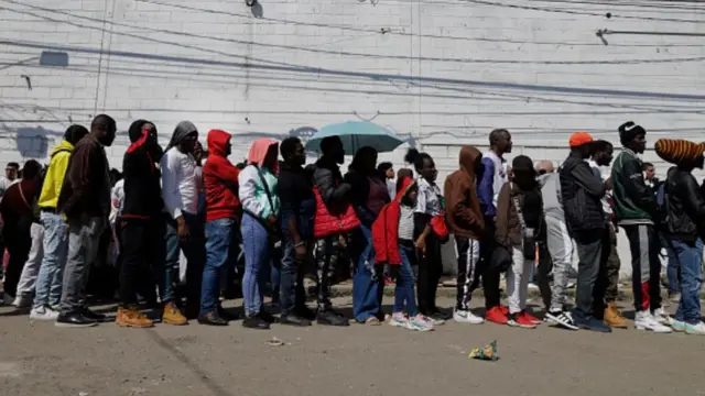 Migrants dey stranded for Mexico, outside di facilities of di Mexican Commission for Refugee Assistance for di State of Mexico