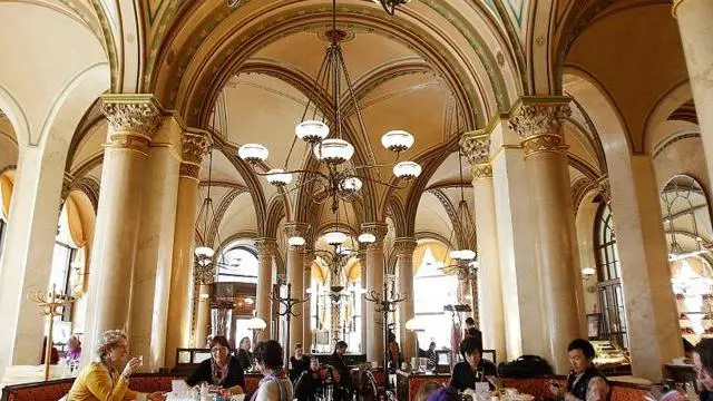 Café Central ilifungwa mwishoni mwa Vita  vya pili vya dunia, lakini ilifunguliwa tena mnamo 1975.