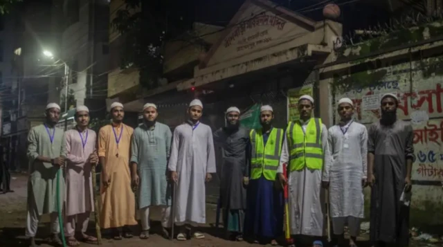  கோவிலின் பாதுகாப்பிற்காக காவல் நிற்கும் மதரஸா மாணவர்கள்