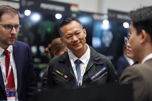 ภาพ พล.อ.ต. อมร ชมเชย โดย สกมช. (คนกลาง)