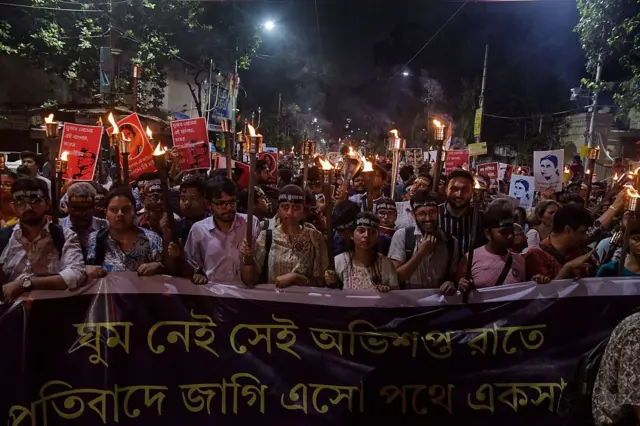 শুক্রবার রাতে নিহত চিকিৎসকের অভিভাবকের সঙ্গে রাস্তায় নেমেছিলেন নানা শ্রেণি-পেশার মানুষ