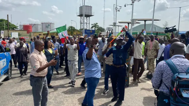 Ndị ọrụ njem ụgbọelu na-agba abụbọ ọrụ