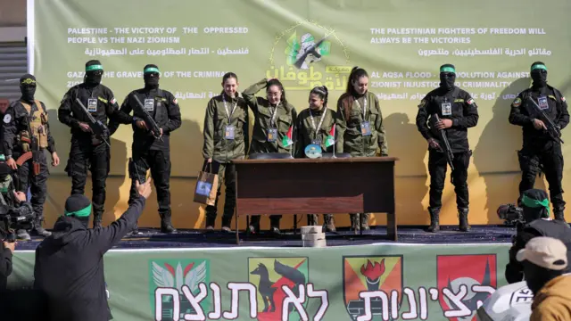 سلمت حماس الرهائن "شهادات إطلاق سراح وصوراً تذكارية" كجزء من مراسم التسليم. 