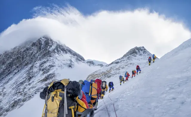 Alpinistas subindo o Everest