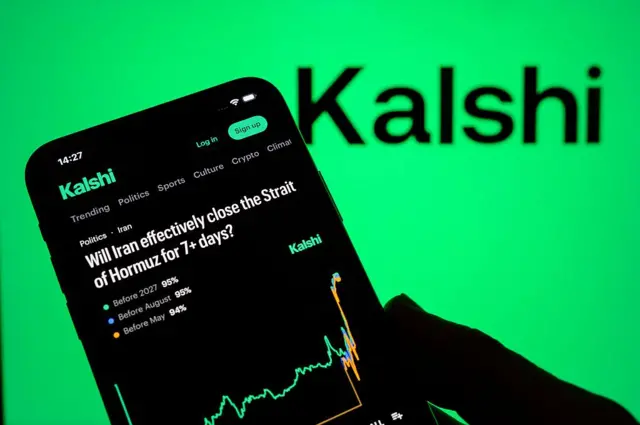 Con el fondo verde y la palabra Kalshi en negro, se ve en primer plano un teléfono sostendio por una mano en el que está abierto el app de Kalshi, con categorías arriba, la pregunta, información sobre el porcentaje adivinado de probabilidad, y un gráfico.