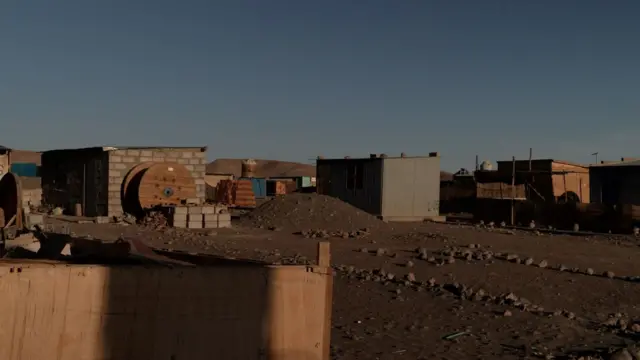 Varias casas hechas de madera o de ladrillo hacen parte del paisaje de  Pampa Clemesí. 