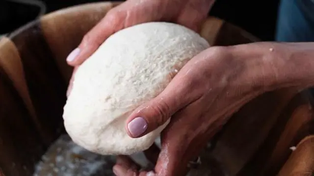 Para rąk przygotowująca chleb na zakwasie