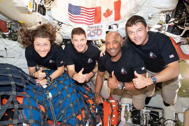 Artemis II'nin dört mürettebatı uzay aracının içinden selam veriyor