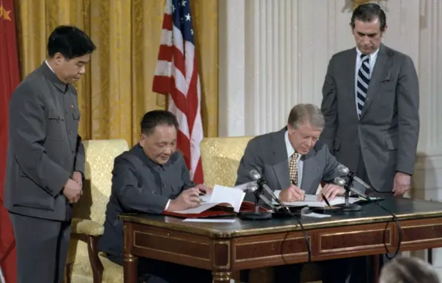 1979'da Çin lideri Deng Xiaoping ve ABD Başkanı Jimmy Carter anlaşma imzalarken görülüyor.