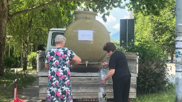 Жене точе воду из цистерне