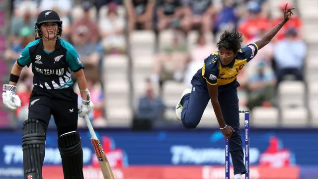 කවීෂා දිල්හාරි නවසීලන්ත තරගයේදී පන්දු යවමින්