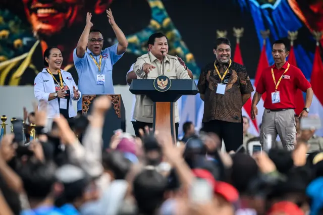 Presiden Prabowo Subianto memberikan pidato di depan para buruh di pelataran Monas pada peringatan Hari Buruh Internasional hari Jumat (01/05).