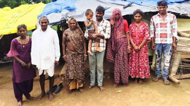 परिवार के साथ झोपड़ी में रह रहे मोर सिंह भील