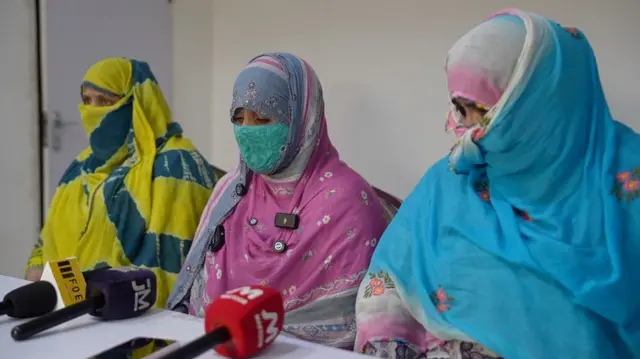 अभियुक्त की रिश्तेदार महिलाएं